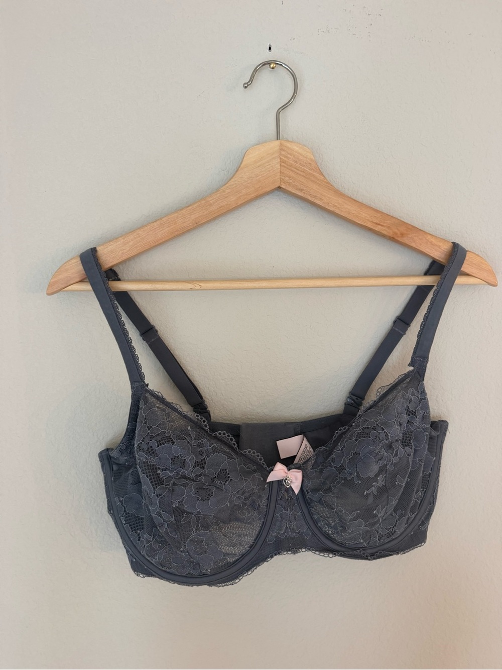 Victoria's Secret Charcoal Gray Lace Underwire Bra with Pink Bow